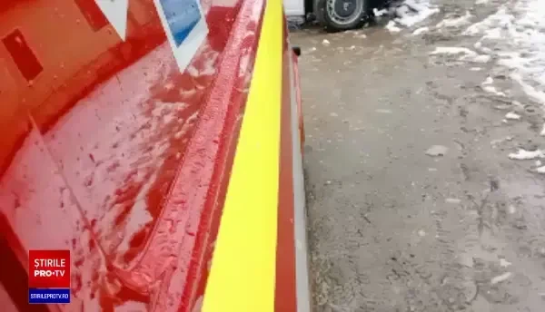 Un tren de călători a lovit un TIR, în Brăila. Cinci persoane au fost rănite