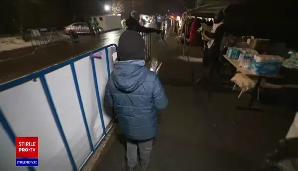 Chiar și copiii au venit să ajute în Vama Siret. Povestea lui Ianis, micul voluntar care muncește după școală până noaptea