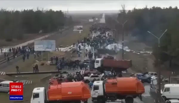 Ucrainenii își apără țara cu mâinile goale. Imagini impresionante cu cetățeni care formează o baricadă umană