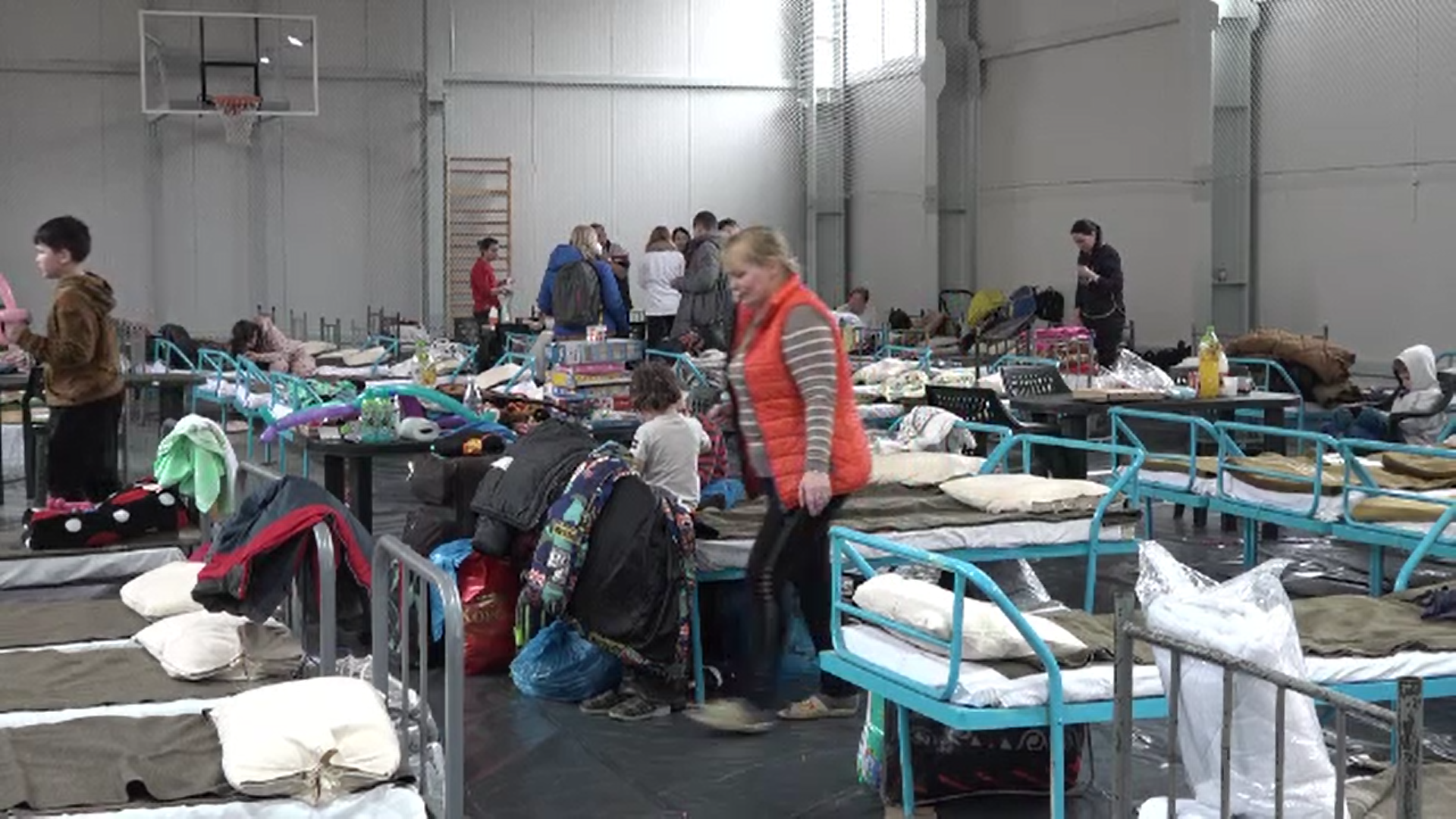 Refugiații din Ucraina cazați într-o sală de sport din Galați: „Odesa este înconjurată de nave militare. E un infern!”