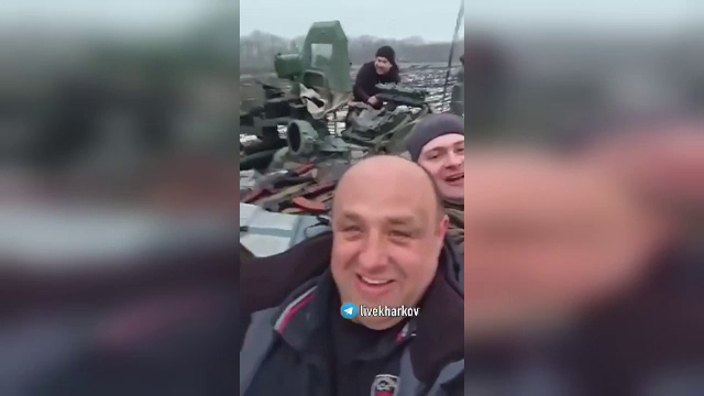 Video viral cu mai mulți ucraineni care se plimbă pe câmp și mănâncă pizza pe un tanc rusesc capturat