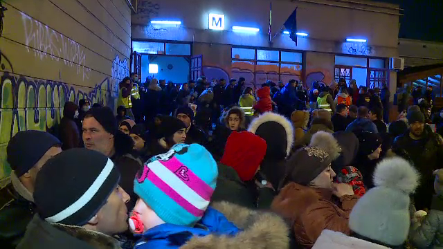 Scene sfâșietoare cu familii care se despart la Vama Siret. Mamele și copiii intră în România, tații se întorc la război