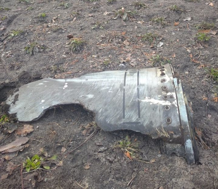 Reacția lui Zelenski după ce un fragment de rachetă a aterizat în curtea reședinței lui: „M-ați ratat!”