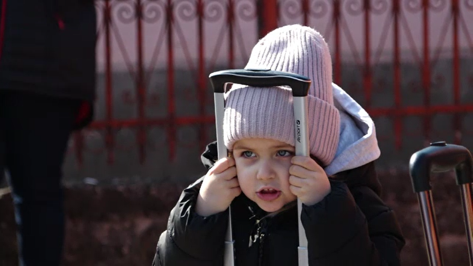 Mărturiile cutremurătoare ale mamelor refugiate ajunse în România: "Fugim să nu audă copiii bombardamentele!”