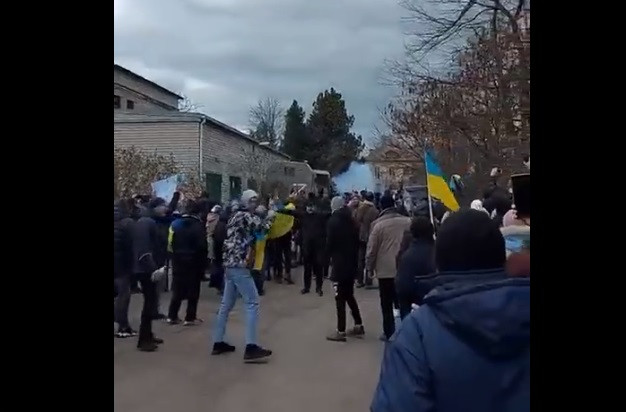 Ruşii au deschis focul la un protest împotriva invadatorilor, în Ucraina. Cinci oameni au fost răniţi. VIDEO