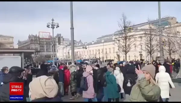 VIDEO Manifestaţii împotriva războiului în zeci de oraşe din Rusia. Cel puţin 1000 de protestatari au fost arestaţi