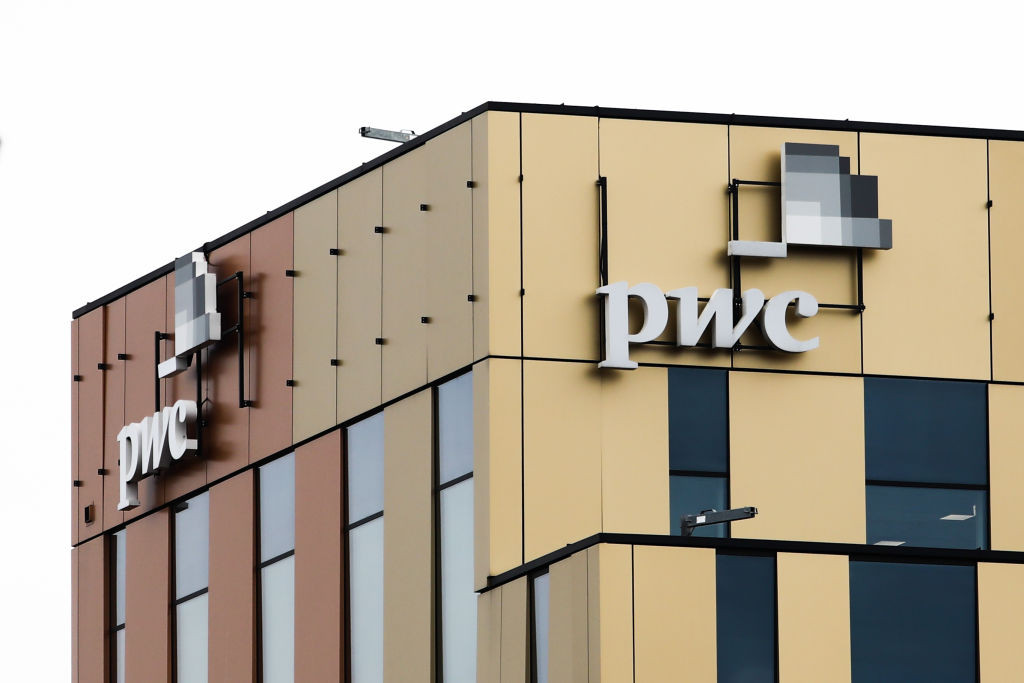 KPMG și PricewaterhouseCoopers, două dintre cele mai mari companii de audit din lume, se retrag din Rusia