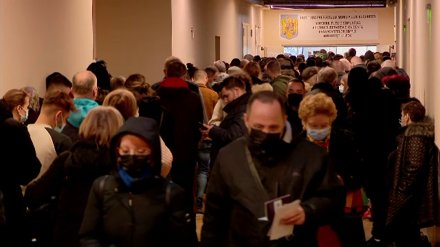 Românii se înghesuie să-și facă pașapoarte, speriați de războiul din Ucraina. Cât durează acum procedurile