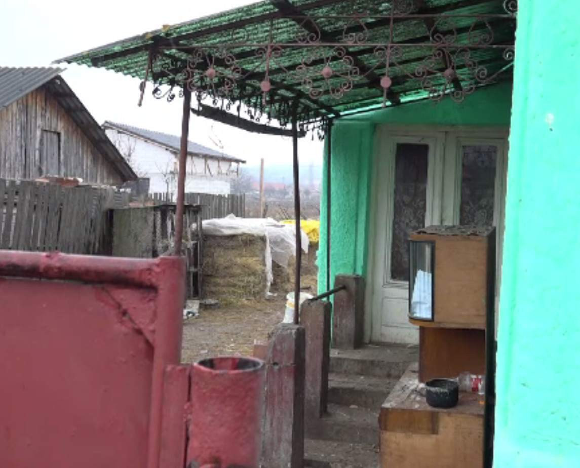 Bărbat din Alba, bătut de doi tâlhari care au intrat peste el în casă. I-au luat telefoanele pentru că nu avea bani