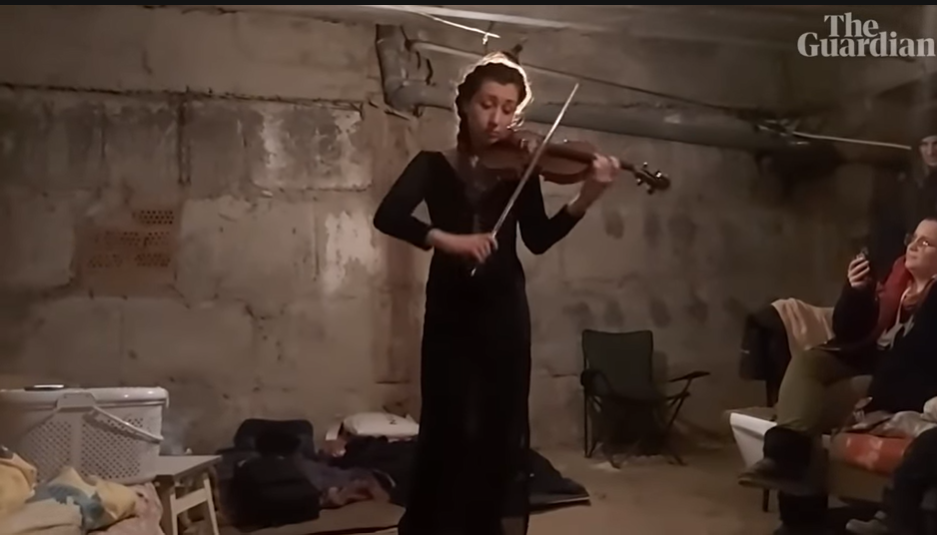 O violonistă a cântat oamenilor dintr-un adăpost antiaerian din Harkov, în timp ce rușii bombardau orașul VIDEO