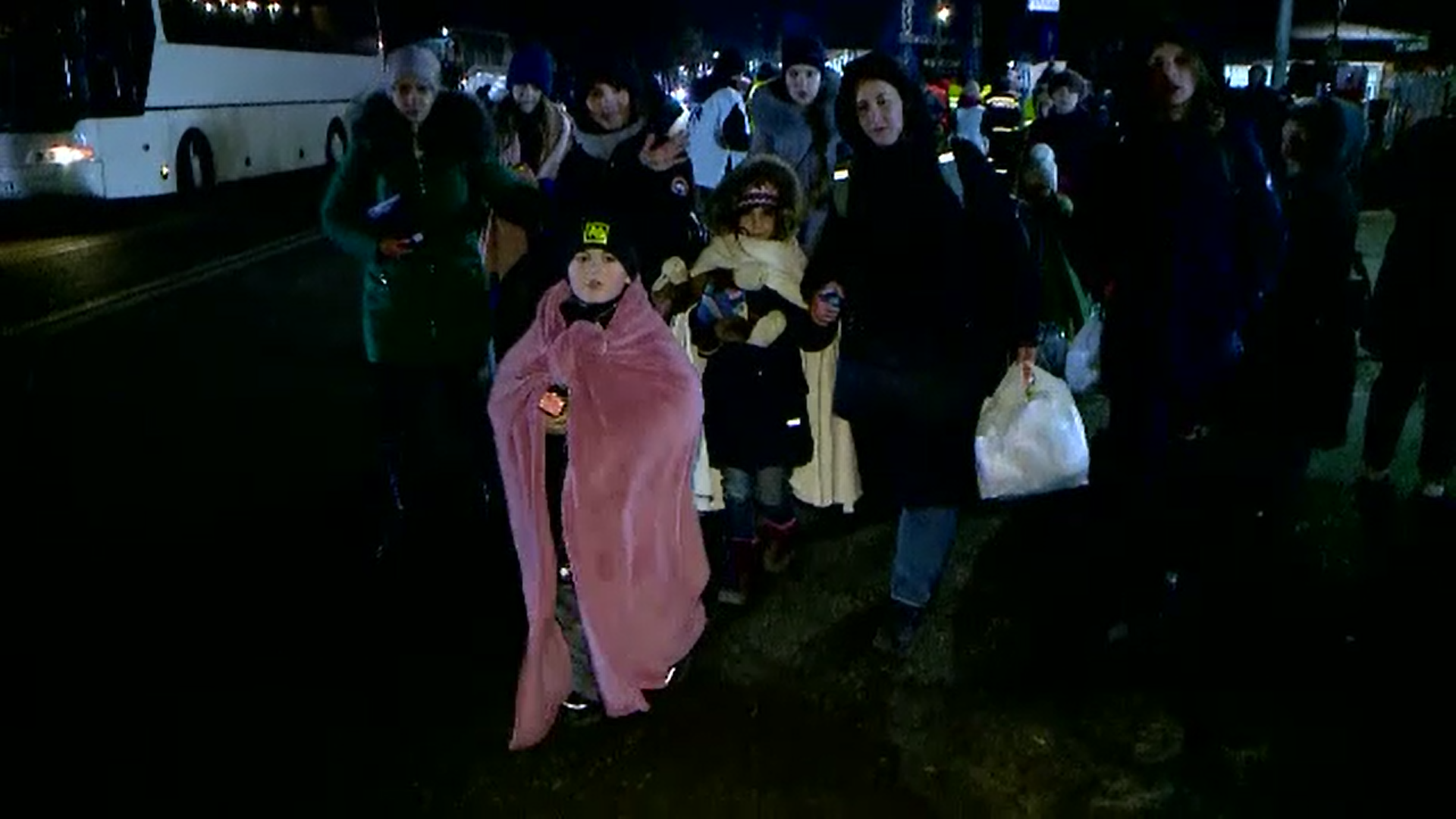 Mii de persoane au continuat să intre în România. ”Am lăsat tot. Nici nu știu unde plecăm”