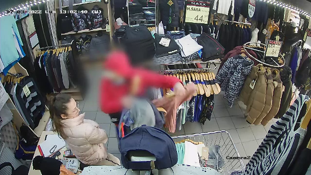 Un bărbat a probat câteva haine într-un magazin și a plecat grăbit. Ce a realizat vânzătoare apoi