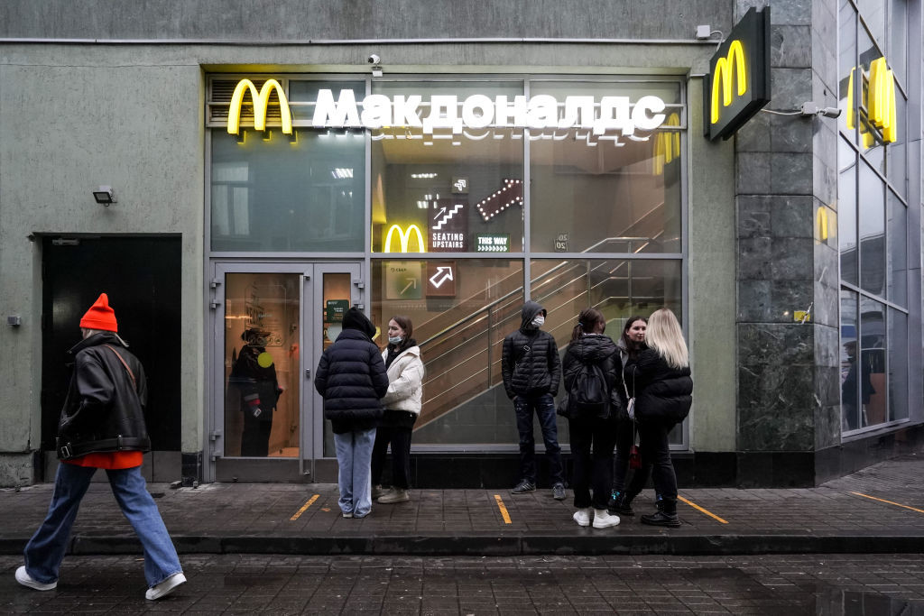 McDonald's închide temporar 850 de restaurante din Rusia. Rușii au început să vândă produse ale restaurantului pe internet
