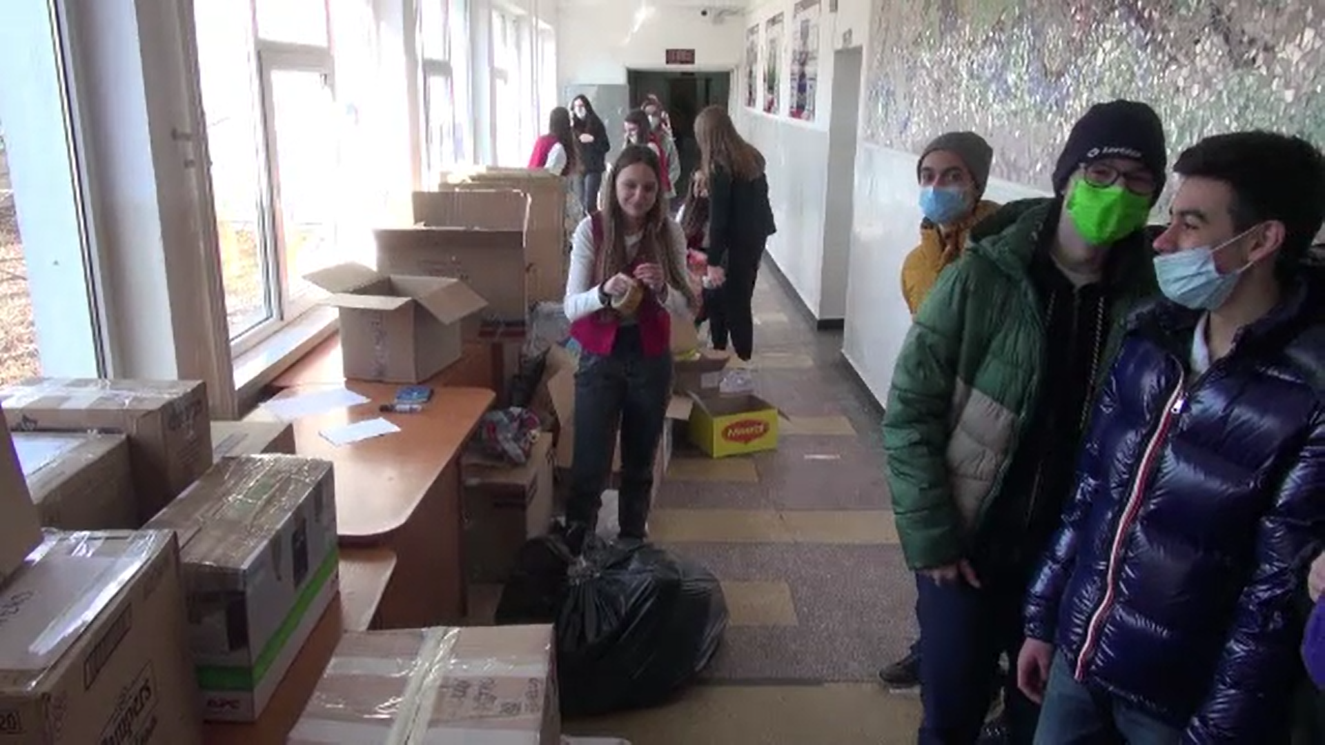 Zeci de copii din Bacău au renunțat la banii de buzunar pentru a cumpăra produse de igienă pentru refugiații din Ucraina