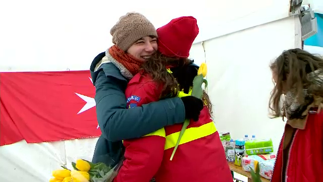 Surpriză de 8 martie pentru femeiele din Ucraine ajunse în România. Autoritățile le-au oferit flori la intrarea în țară