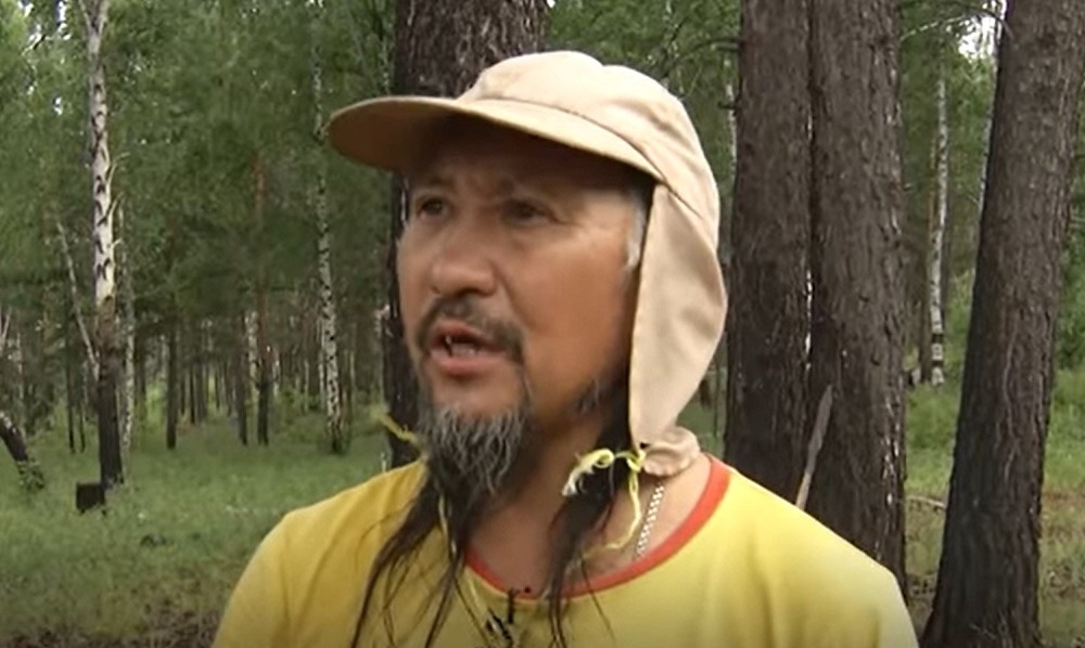 Povestea șamanului care a mers pe jos 3.000 de kilometri ca să-l expulzeze pe Vladimir Putin