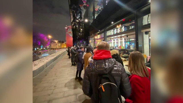 Rușii au stat la cozi interminabile pentru ultimii hamburgeri, după ce McDonald's a anunțat închiderea restaurantelor