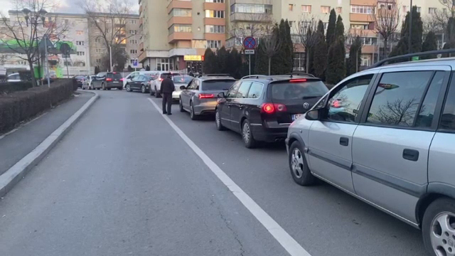 Românii fac cozi uriașe la benzinării, după zvonuri pe care le lansează singuri. Autoritățile spun că e isterie nejustificată