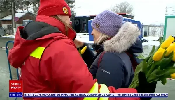 Surpriză de 8 martie pentru femeiele din Ucraine ajunse în România. Autoritățile le-au oferit flori la intrarea în țară