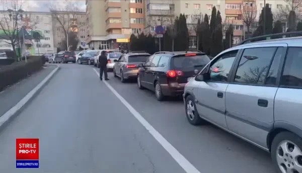 Românii fac cozi uriașe la benzinării, după zvonuri pe care le lansează singuri. Autoritățile spun că e isterie nejustificată