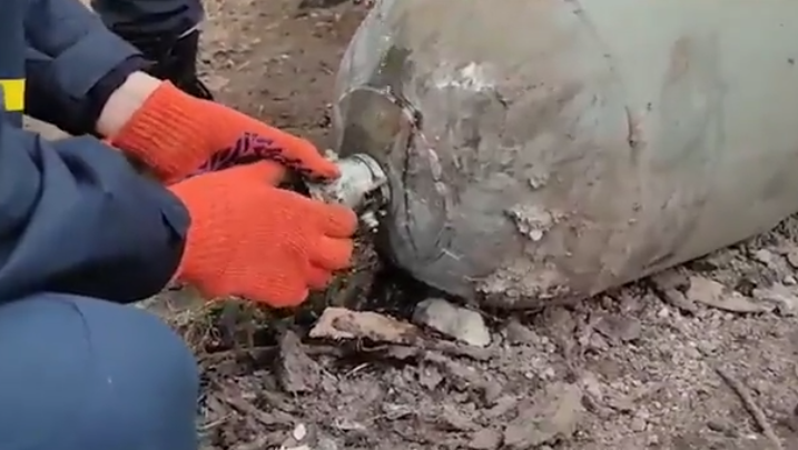 VIDEO viral. Momentul în care doi specialiști ucraineni dezamorsează o bombă doar cu mâinile și o sticlă de apă
