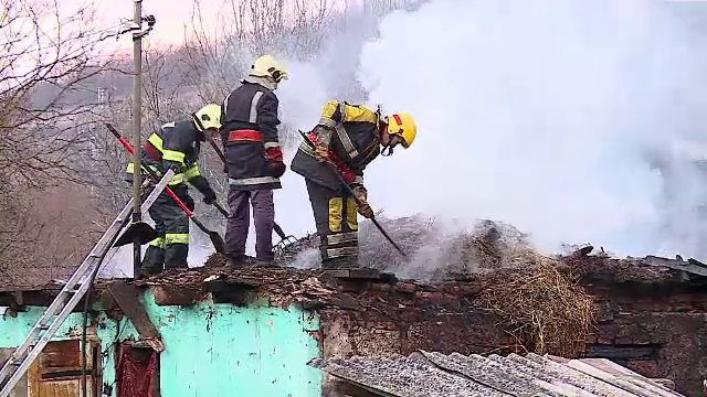 Tragedie în județul Mureș. Două fetițe au fost cuprinse de flăcări în timp ce se jucau în fânar
