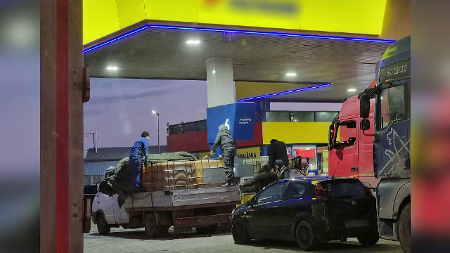 Cronica unei isterii naționale. Cum au ajuns românii să cumpere benzină cu tomberoanele: ”Nu vă mai satură Dumnezeu!”