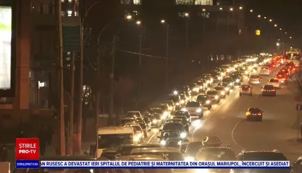 Motivele pentru care benzina și motorina s-au scumpit brusc. Ce a provocat panica șoferilor, care au stat la cozi kilometrice