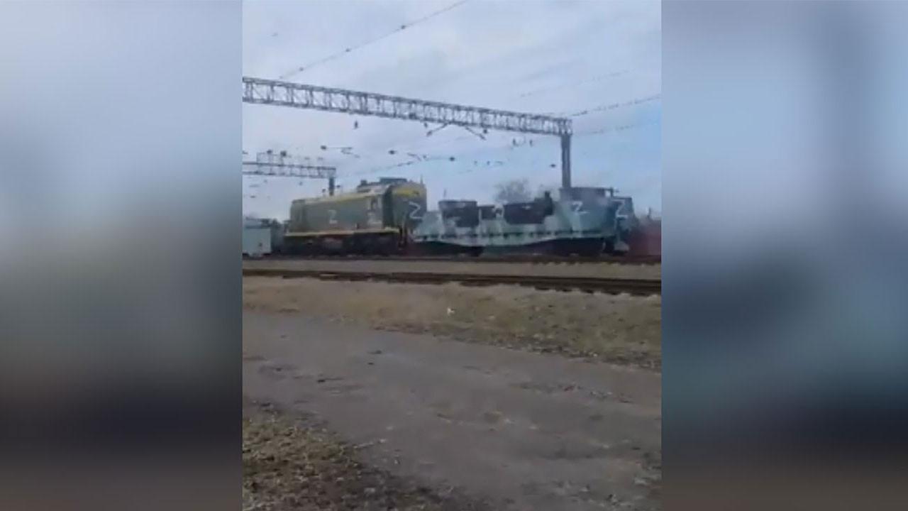 Video. Un tren militar blindat rusesc a apărut pe o linie feroviară din Ucraina