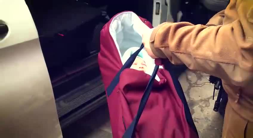 5 bebeluși născuți în Ucraina ajung în brațele părinților din România pentru prima dată