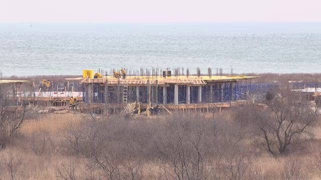 Primele sancțiuni în conflictul imobiliar de pe plaja Corbu. Autoritățile au cerut demolarea imobilelor construite până acum