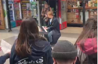 VIDEO Moment impresionant. Tom Odell a cântat în Gara de Nord pentru refugiații ucraineni