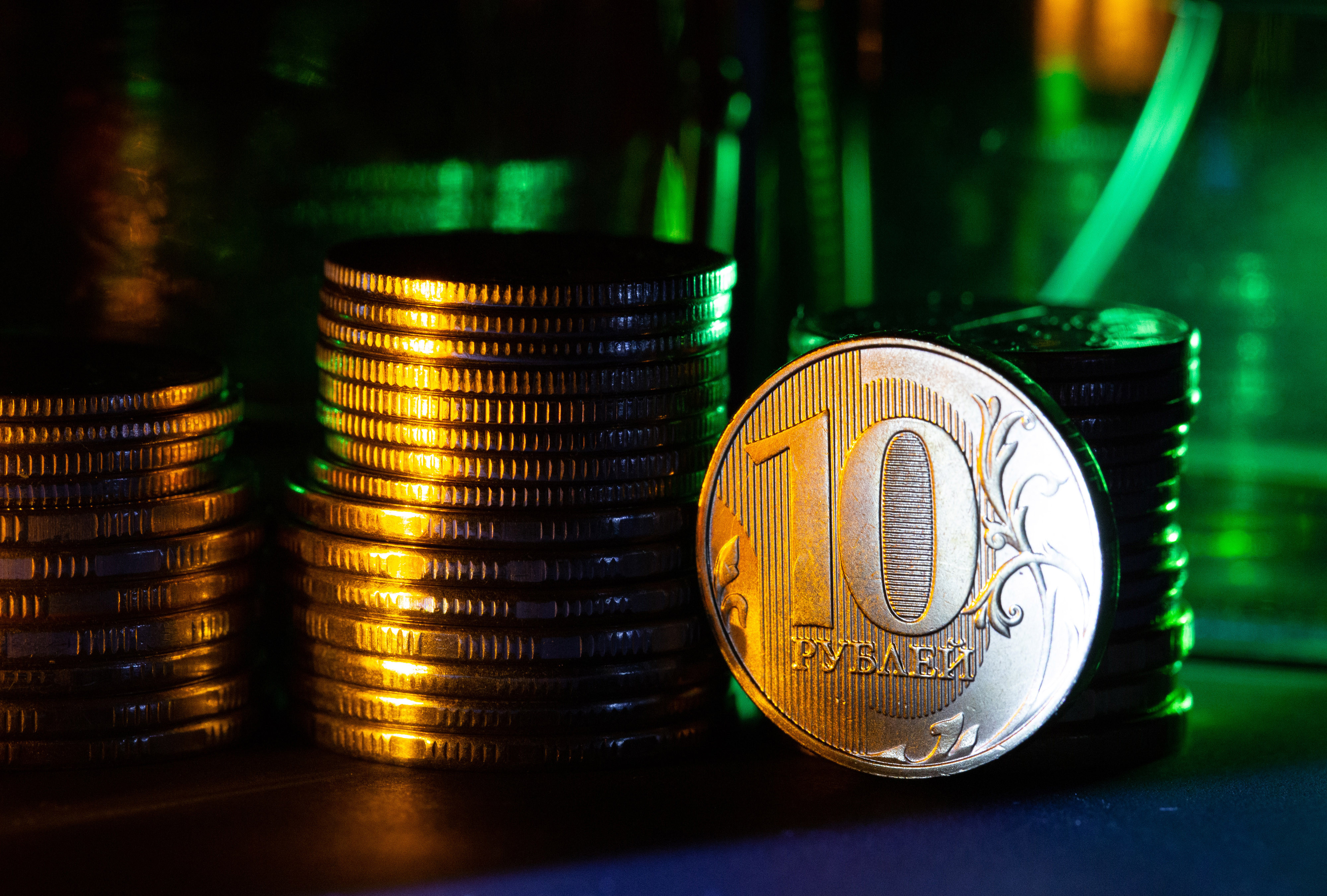 Rusia: Rubla se stabilizează după ce Banca Centrală impune noi restricții