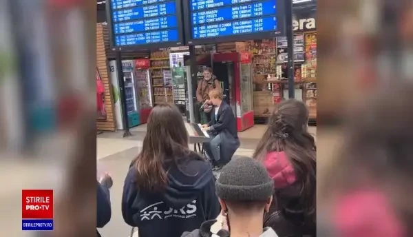 VIDEO Moment impresionant. Tom Odell a cântat în Gara de Nord pentru refugiații ucraineni