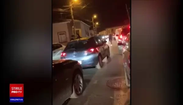 Un bărbat s-a ales cu dosar penal, după ce a lovit fără milă o șoferiță care i-ar fi tăiat calea, vrând să alimenteze