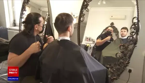 Campionul Ucrainei la tuns a ajuns în România. Și-a găsit rapid un loc de muncă la un salon din Cluj-Napoca