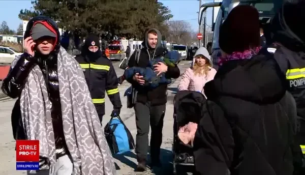 Mii de refugiați au trecut și vineri prin vama Siret din Suceava. Cum îi ajută voluntarii din România