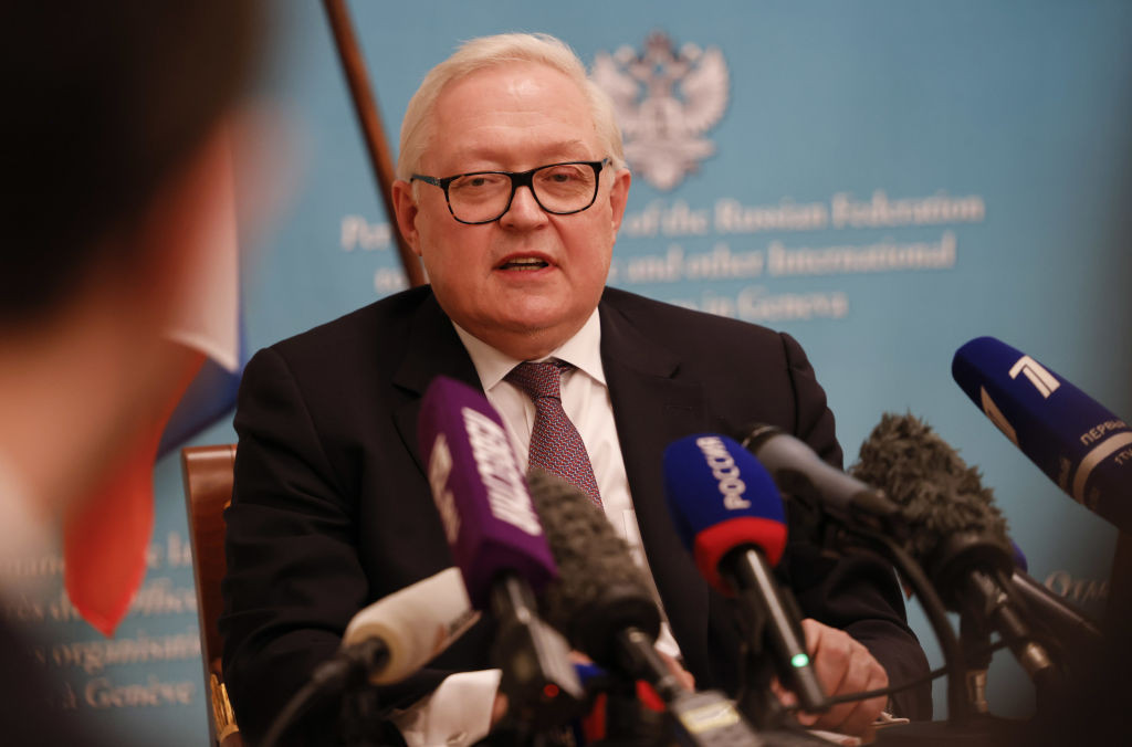 Rusia amenință să ia la țintă livrările de arme occidentale către Ucraina