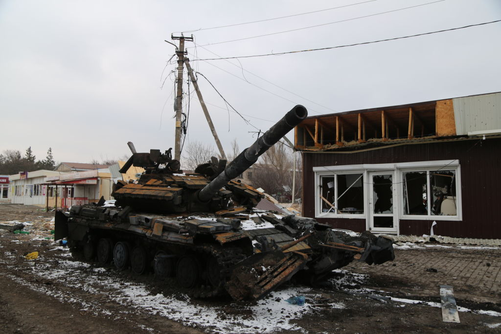 Cel puţin un mort şi 12 răniți la Kiev, într-un atac rusesc de artilerie în cartierul Obolon, vizând un bloc de opt etaje