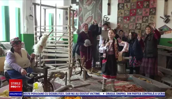 Prima șezătoare organizată în Vaslui, după mult timp. Tinerii s-au strâns în jurul focului, dornici să învețe tradițiile