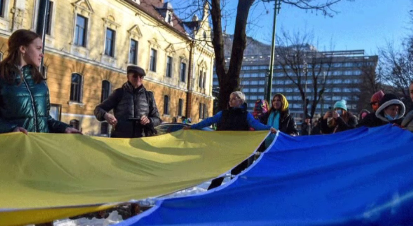 Sute de oameni au protestat în Brașov față de războiul din Ucraina. Primarul orașului Nikolaiev le-a mulțumit brașovenilor