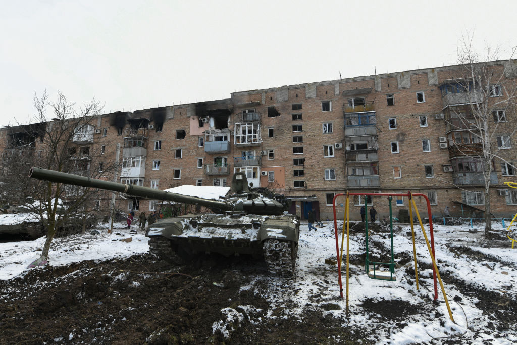 Infernul din Mariupol. Tancurile rusești au tras asupra blocurilor de locuințe