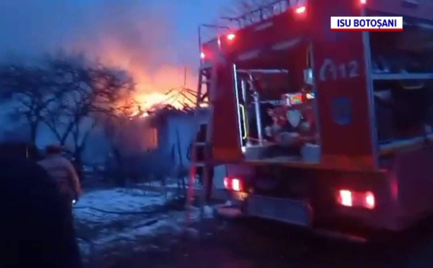 Fermă din Botoșani, mistuită de flăcări. Doar câteva animale au scăpat