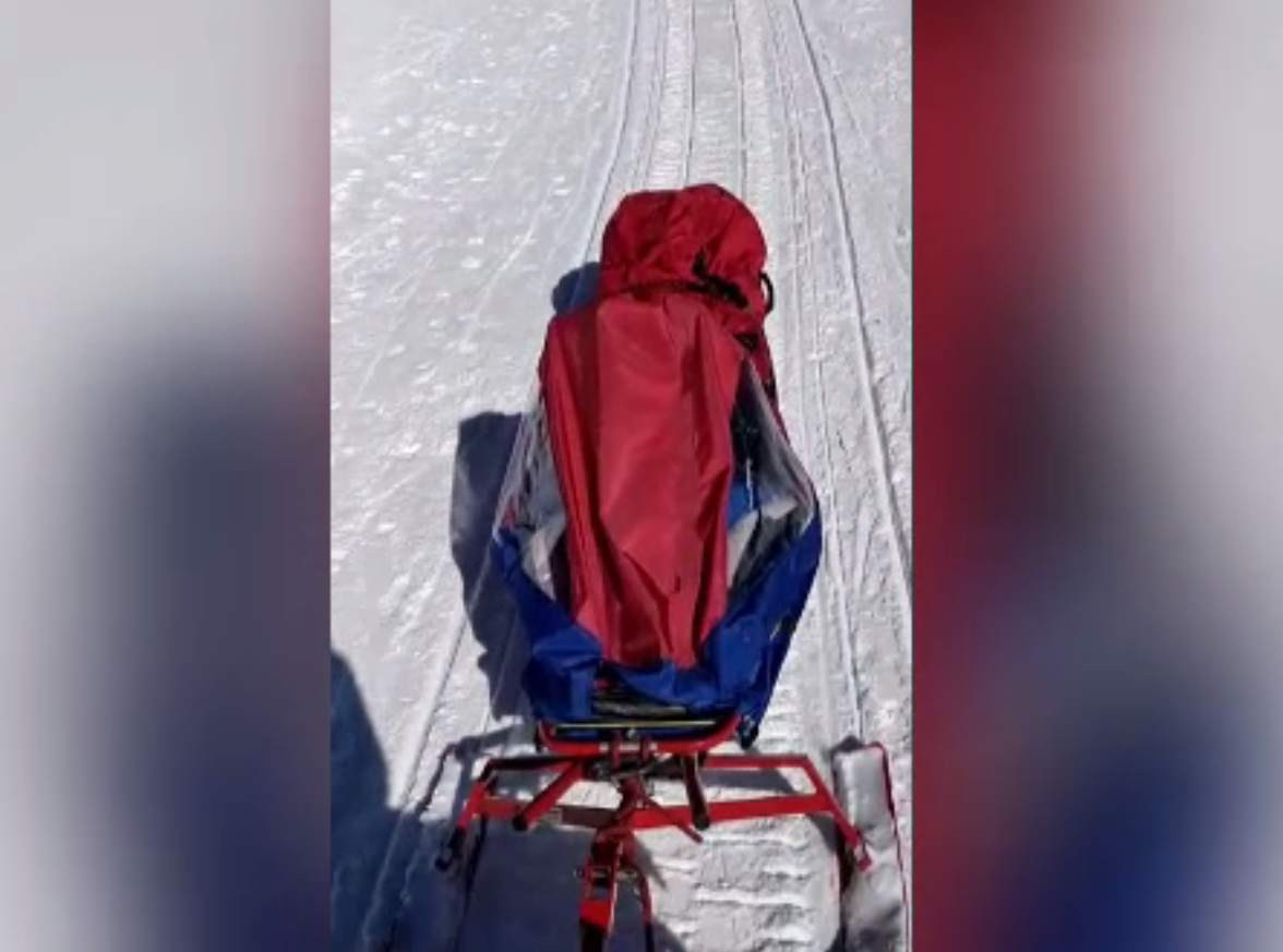 Schior accidentat grav pe pârtie, în Munții Sebeșului. Salvamontiștii și jandarmii l-au dus până la echipajul SMURD