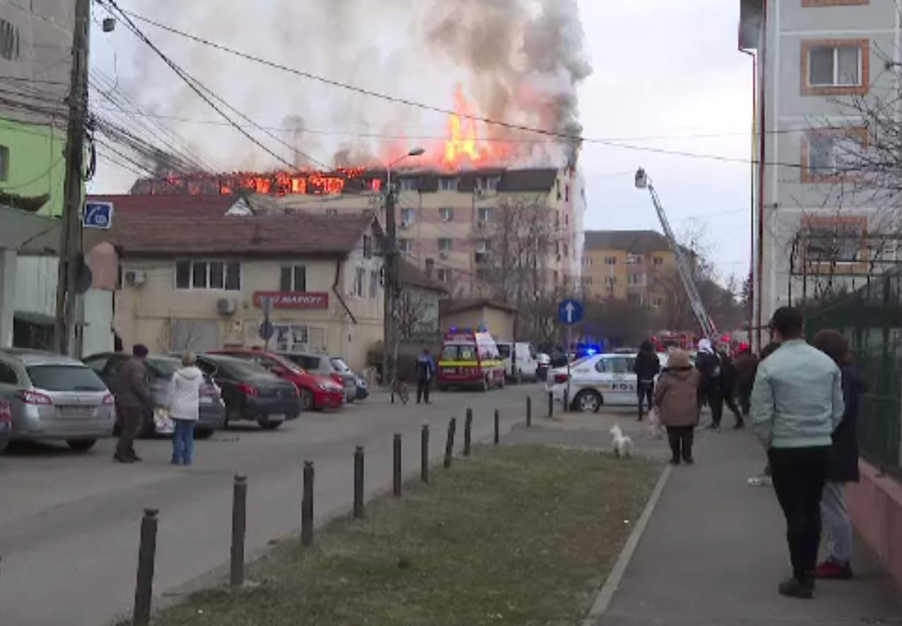 Incendiu violent într-un bloc din Timișoara. Mobilizare de forțe ale pompierilor