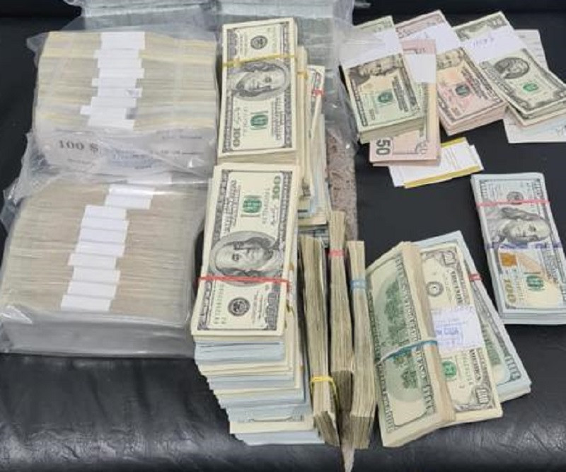 Polițiștii de frontieră au descoperit peste 1,6 milioane de dolari în mașina unor refugiați ucraineni