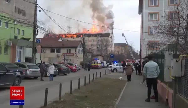 Incendiu puternic la o mansardă a unui bloc din Timișoara. Zeci de oameni au fost evacuați