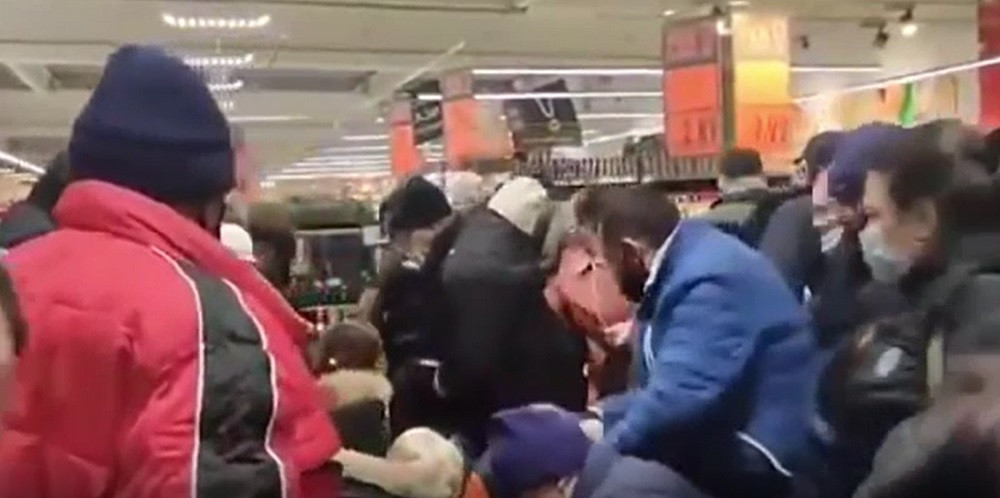 Isteria face victime în Bulgaria. Un bărbat a murit într-un hypermarket, în timp ce stătea la coadă ca să cumpere ulei