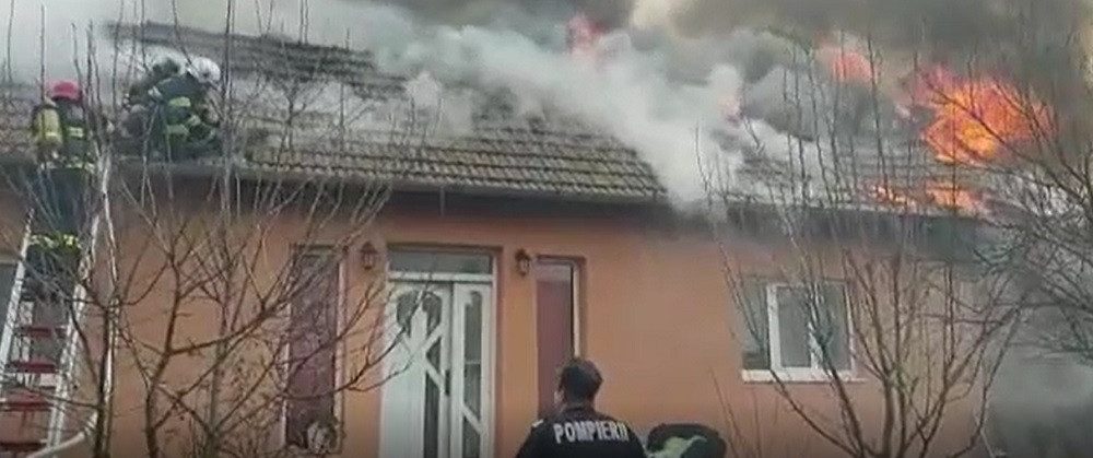 Incendiu puternic în județul Alba. Două persoane au făcut atac de panică