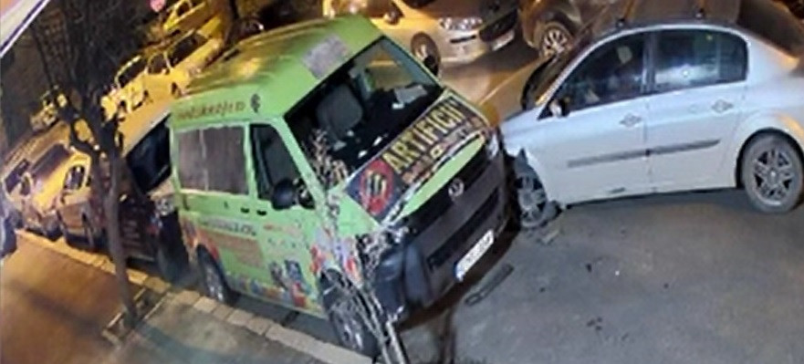 Un șofer beat a provocat un accident, apoi a fugit de la locul faptei. O cameră de supraveghere a surprins totul